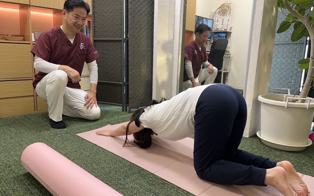 マンツーマンで体操チェック